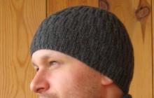 Узоры вязания мужских шапок спицами (с техникой и схемами)